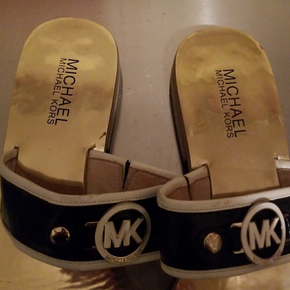 Michael Kors Toe-Ring Black Patent Sandals - Picture 2 of 3